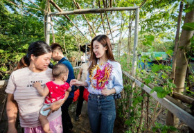 Lịch trình dày đặc, Hoa hậu Mỹ Linh vẫn rạng rỡ mang Trung thu đến trẻ em nghèo