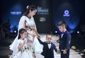Kỷ niệm 9 năm ngày cưới, Ốc Thanh Vân đưa ba ‘nhóc tì’ lên sân khấu trình diễn thời trang