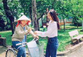 Song Ngư mộc mạc xuống phố tặng hoa hồng cho cô lao công, chị bán nước