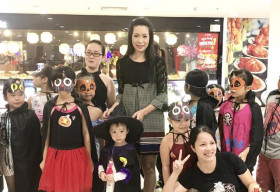 Trịnh Kim Chi tranh thủ Halloween đi chơi cùng con gái