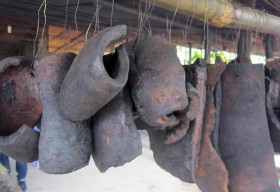 Da trâu gác bếp, món ăn lạ lùng của người Mường Hòa Bình