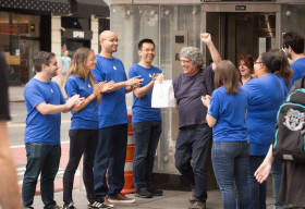Mỹ: Hàng chục người xếp hàng mua iPhone X tại Apple Store giả được dựng lên cho vui