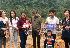Đàm Vĩnh Hưng trao tặng 300 phần quà và 3 căn nhà tình nghĩa cho bà con Quảng Bình