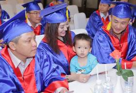 Sau 4 tháng ‘dùi mài kinh sử’, Phi Thanh Vân rạng rỡ nhận bằng tốt nghiệp
