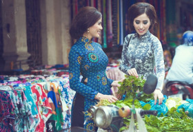 Á hậu Hoàng Hạnh và người mẫu Ngọc Hân đằm thắm với áo dài xưa