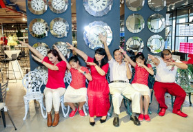 Gia đình Thúy Hạnh – Minh Khang hạnh phúc đi mua sắm nội thất đón Noel