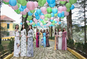 Thí sinh Hoa hậu Hoàn Vũ Việt Nam thướt tha áo dài dạo thành phố hoa Đà Lạt