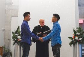 John Huy Trần sang Canada đăng ký kết hôn cùng bạn trai