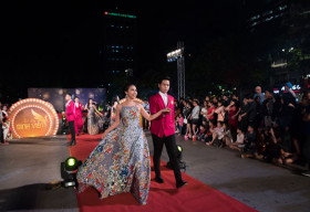 Top 40 ‘Nét đẹp Sinh viên TPHCM 2017’ trình diễn catwalk trên phố đi bộ