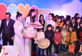 Á quân Thùy Dương giản dị áo dài trắng đi từ thiện tại Đà Nẵng