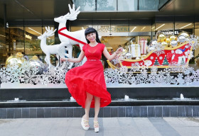 Uyên Thảo đỏ rực đón Giáng Sinh giữa đường phố Sài Gòn