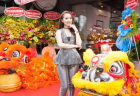 Cao Mỹ Kim khai trương cửa hàng gà rán Hàn Quốc tại phố Tây