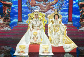 Mr Đàm chi bạo cho trang phục Ngọc Hoàng trong Táo Quân Vĩnh Long 2018