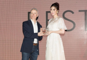 Hoa hậu Mỹ Linh xuất sắc nhận giải Best Face of the Year tại ELLE Beauty Award