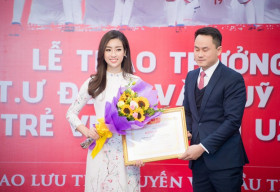 Hoa hậu Đỗ Mỹ Linh nhận bằng khen của Trung Ương Đoàn