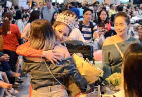 Đông đảo người hâm mộ chào đón tân Hoa hậu Hoàng Ny tại sân bay