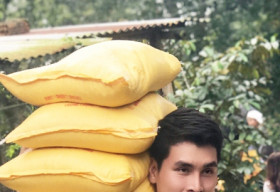 Hoàng Phi Kha ra miền Trung tặng quà tết cho bà con nghèo