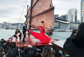 Siêu mẫu Jessica Minh Anh tổ chức catwalk trên con tàu khổng lồ tại biển Hồng Kông