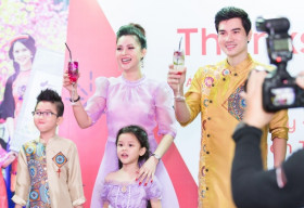 Hoa hậu Diễm Hương rạng rỡ đến chúc mừng vợ chồng Vân Anh – Thành Được