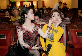 Nhật Kim Anh, Thu Trang nhí nhảnh tạo dáng tại lễ trao giải ‘Người phụ nữ của năm’