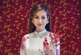 Võ Hạ Trâm diện áo dài cổ điển, quyến rũ trước thềm năm mới