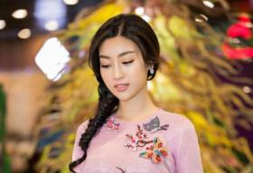 Hoa hậu Mỹ Linh đẹp ‘ngọt ngào’ chấm thi Duyên dáng áo dài