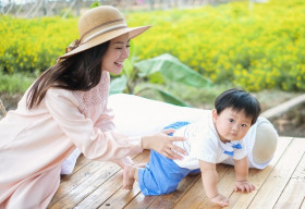 Khánh Hiền liên tục khoe ảnh hạnh phúc bên chồng con