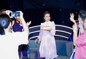 Ca sĩ Cẩm Ly bất ngờ đón sinh nhật tại phim trường Tuyệt đỉnh song ca nhí
