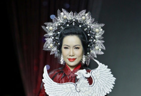 Á hậu Trịnh Kim Chi ‘tỏa sáng’ trên sàn diễn thời trang sau nhiều năm vắng bóng
