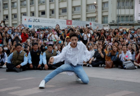 Kim Samuel nhảy hit sixteen tặng fans Việt tại phố đi bộ Nguyễn Huệ