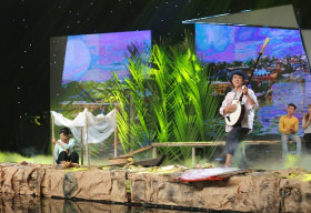 Vợ chồng nghệ sĩ hài Bảo Trí mang ‘đặc sản muỗi’ Cà Mau lên sân khấu