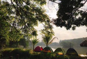 Uống bia Đức, thưởng tiệc BBQ, nghe nhạc đồng quê trên đồng cỏ