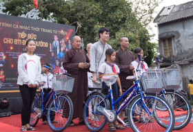 Hoàng Phi Kha trao tặng 52 chiếc xe đạp cho học sinh nghèo Thừa Thiên Huế