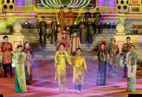 ‘Huế vàng son’ của NTK Việt Hùng lộng lẫy tại festival Huế