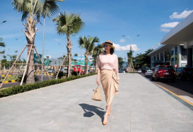 Hà Kiều Anh đẹp cổ điển xuất hiện tại Quy Nhơn chấm thi Hoa Hậu Việt Nam