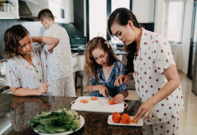 Ngắm gu thời trang gia đình sành điệu của cựu siêu mẫu Ngọc Nga