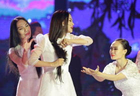 Thiên Hương cắt tóc trên sân khấu, hát về cuộc hôn nhân tan vỡ