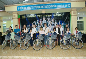 Hoàng Phi Kha tiếp tục hành trình tiếp sức cho trẻ em đến trường