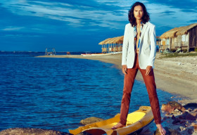 Người mẫu cao 1m93 Hải Đăng ‘lạc trôi’ trong vẻ đẹp như tranh vẽ của Vịnh Vân Phong