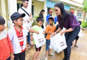 NTK Việt Hùng và người đẹp H’ Ăng Niê mang áo ấm cho trẻ em nghèo Tây Nguyên