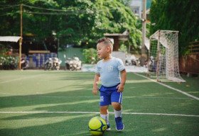 Cậu bé đi phượt cùng bố mẹ từ 4 tháng tuổi bây giờ ra sao?