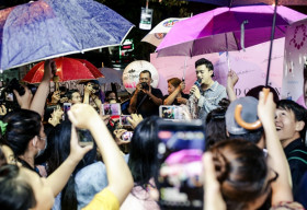 Hàng trăm khán giả đội mưa xem Soobin Hoàng Sơn biểu diễn