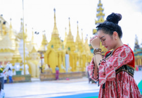 Thúy Nga một mình hành hương đến chùa Vàng Myanmar