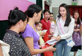 Hoa hậu nhân ái Nguyễn Thúc Thùy Tiên mang trung thu ấm áp đến Bệnh viện Nhi trung ương Hà Nội