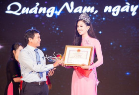Hoa hậu Trần Tiểu Vy được lãnh đạo tỉnh Quảng Nam trao tặng bằng khen