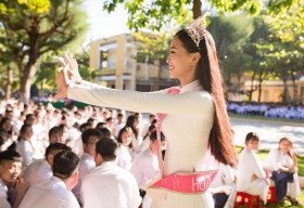 Hoa hậu Trần Tiểu Vy tinh khôi áo dài trắng về thăm trường cũ