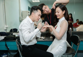 Nam Cường giúp Hà Thuý Anh sơn móng tay trước khi lên sóng trực tiếp