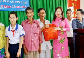 Nữ hoàng thể thao Helen Thúy Lê trao tặng nhà tình thương tại quê nhà