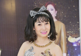 Uyên Thảo gợi cảm khoe dáng với váy xuyên thấu