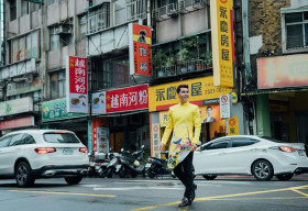 Á vương quốc tế Hoàng Phi Kha khoe áo dài Việt Nam trên đường phố Đài Loan